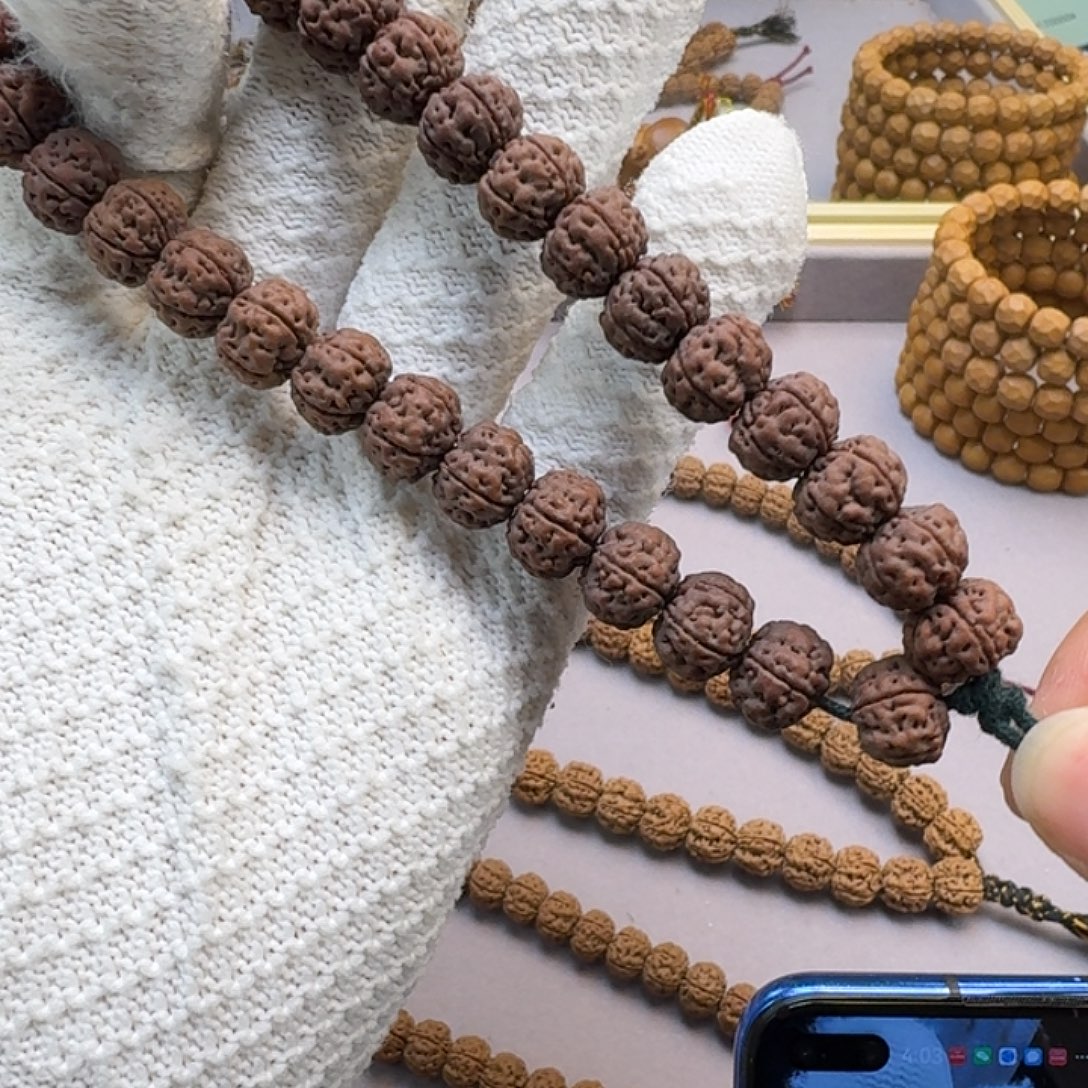 Q***。吊坠金刚菩提老树王手持12