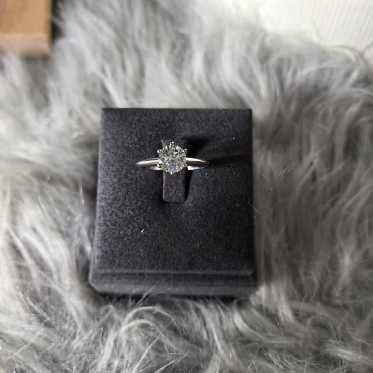 带包装【樱桃珠宝】 光臂T家六爪1克拉天花板戒指.F