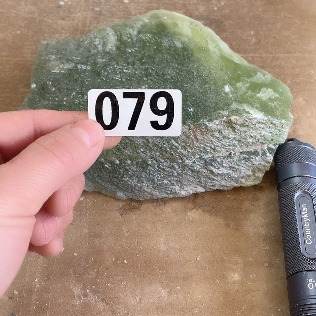 白***人蛇纹石玉未镶嵌珠宝奇石