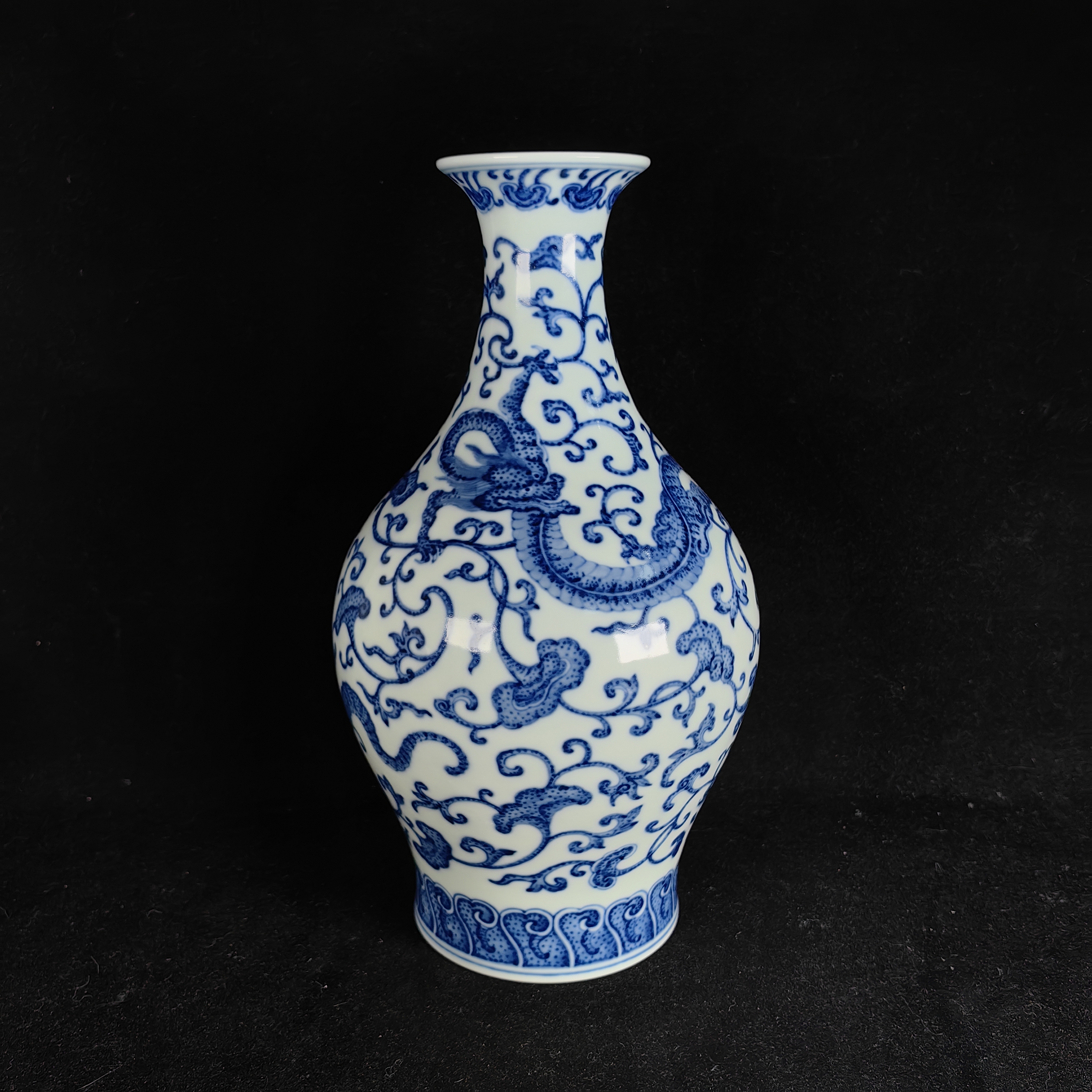 X青花龙穿花纹橄榄瓶