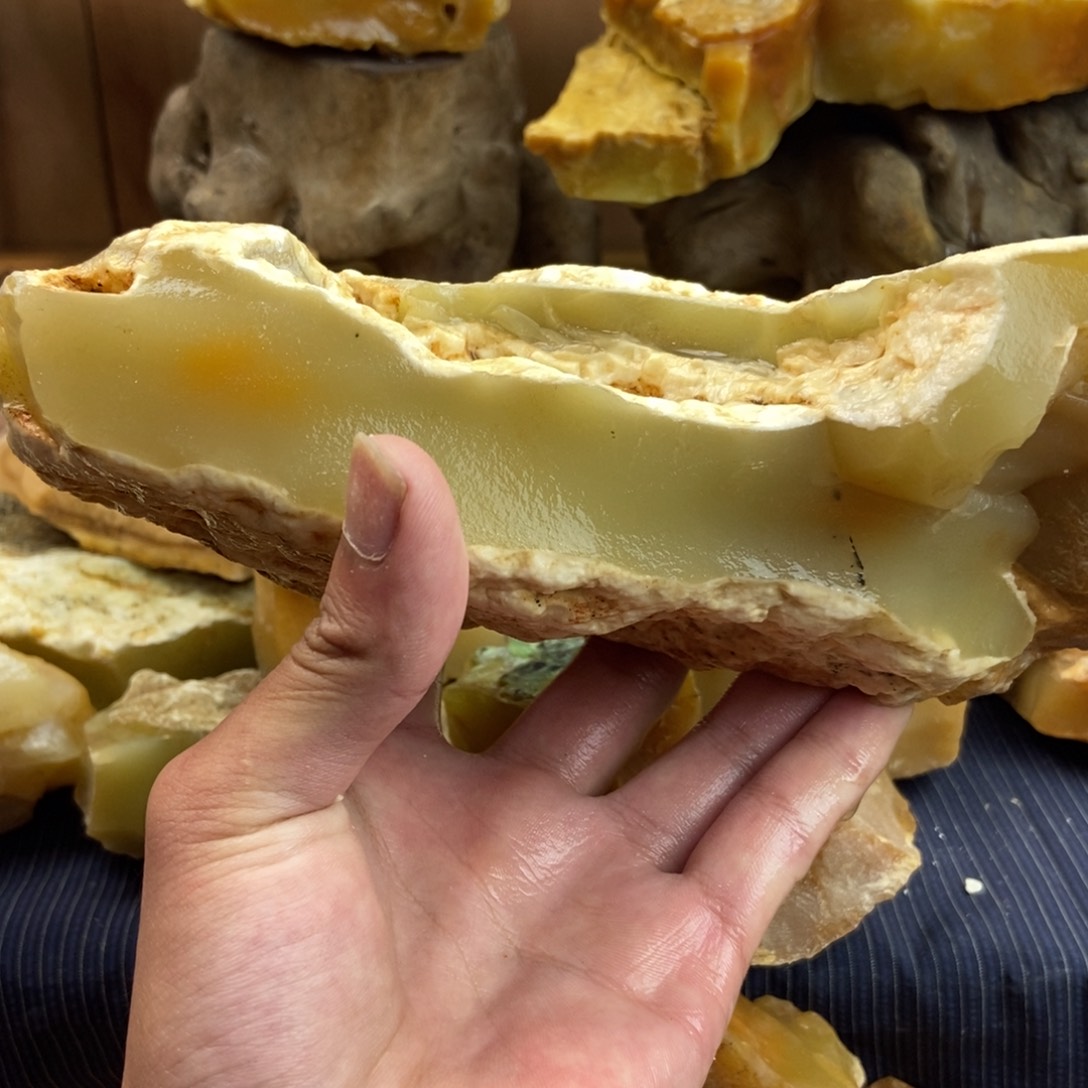 石英质玉（黄龙玉）未镶嵌珠宝奇石