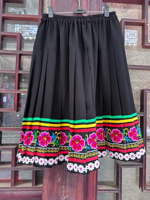 新款云南楚雄彝族牟定左脚舞百褶裙黑色舞蹈演出服装