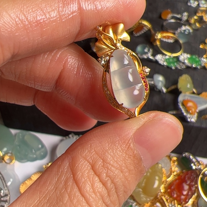 翡翠吊坠(不含链)18K金镶嵌翡翠吊坠项链