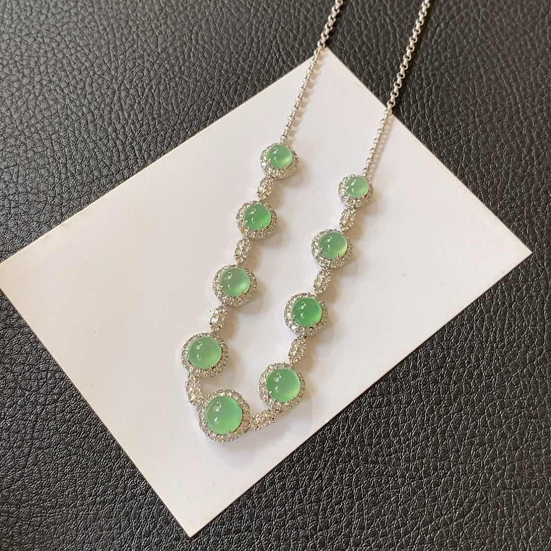 翡翠18K金镶嵌颈饰冰种晴绿蛋面项链
