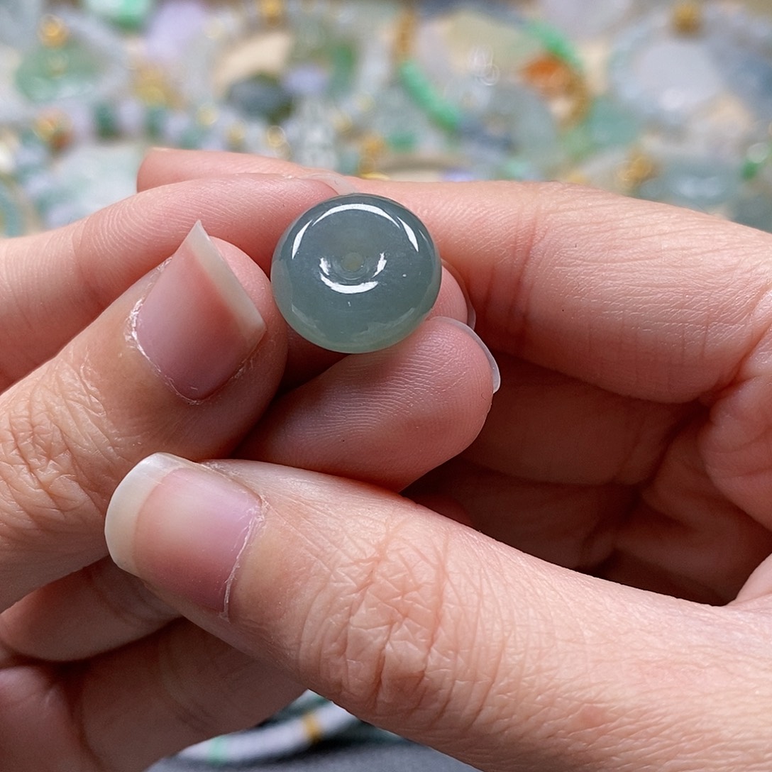 翡翠颈饰未镶嵌闪