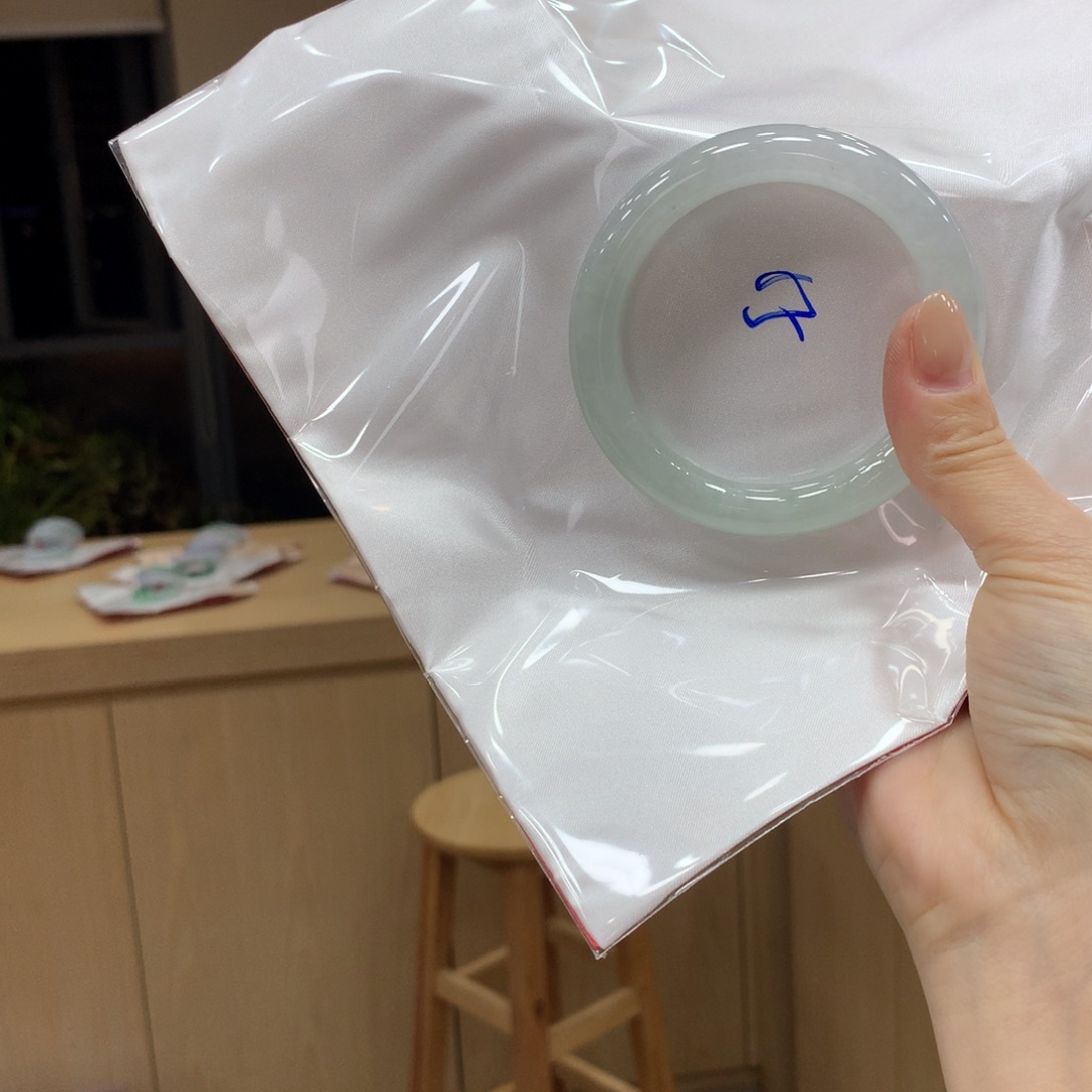 翡翠手镯未镶嵌不退不换