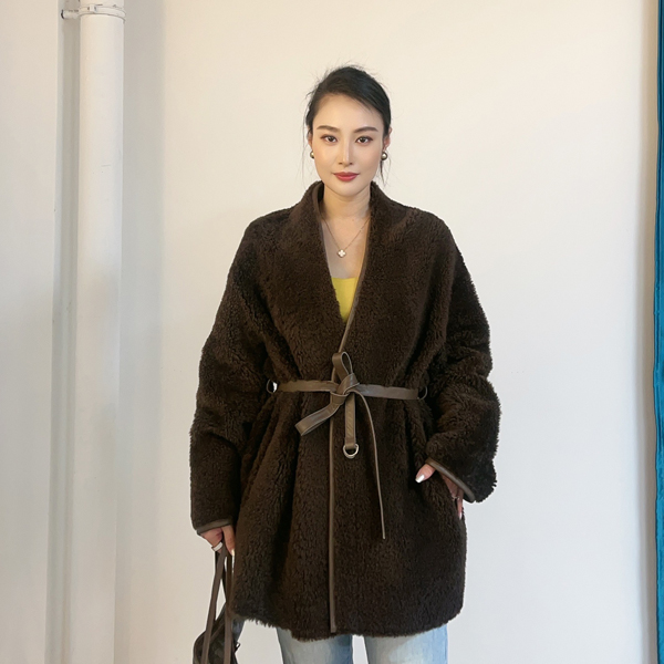 拉贡皮草真皮毛一体女中长款新冬季气质显瘦保暖羊羔外套8081