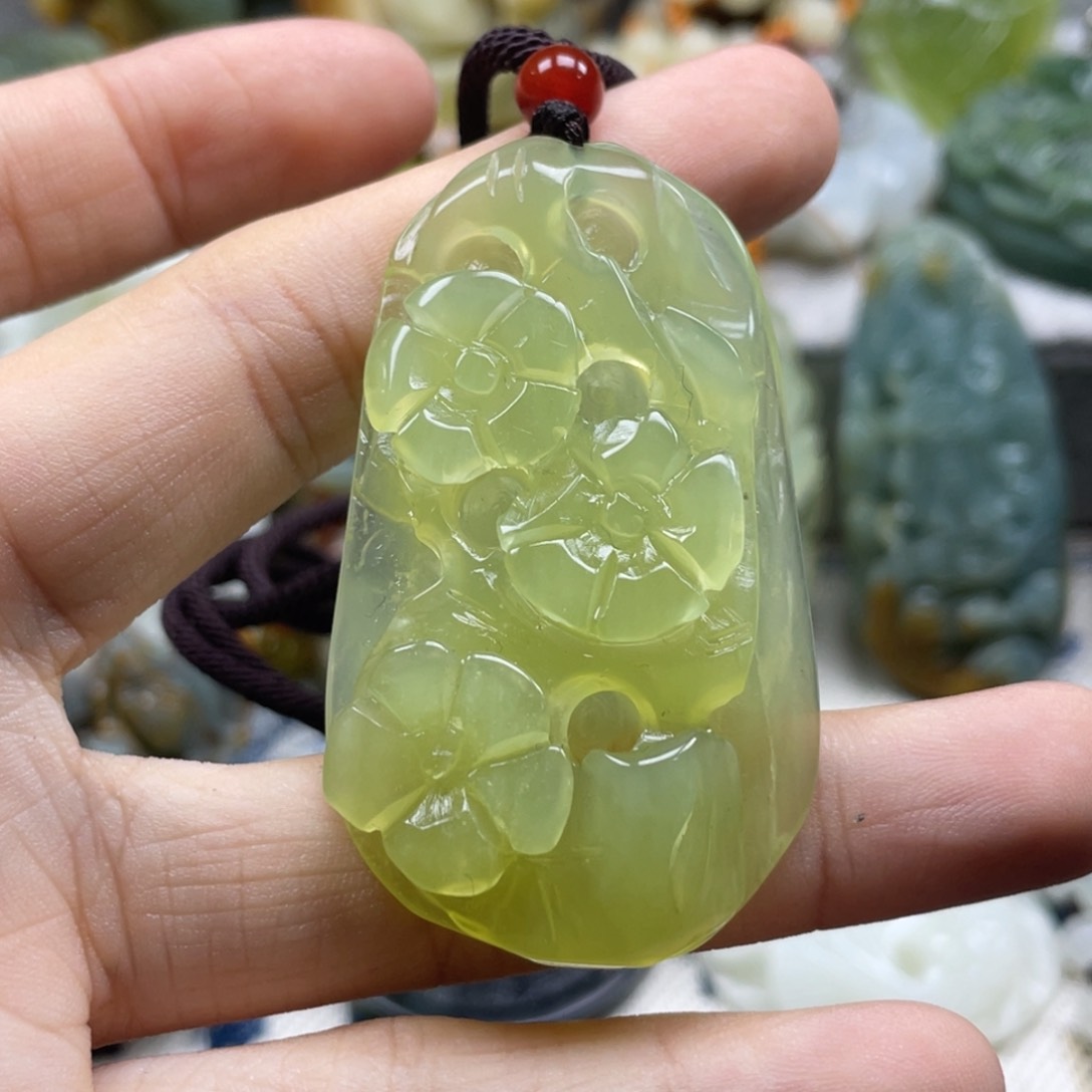 蛇纹石玉颈饰未镶嵌