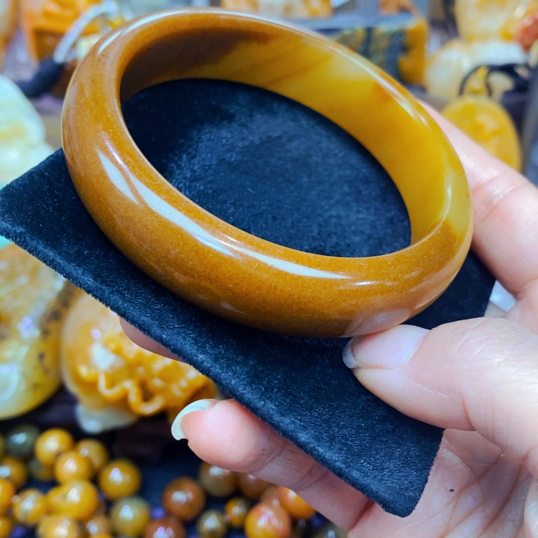 未镶嵌石英质玉（黄龙玉）颈饰