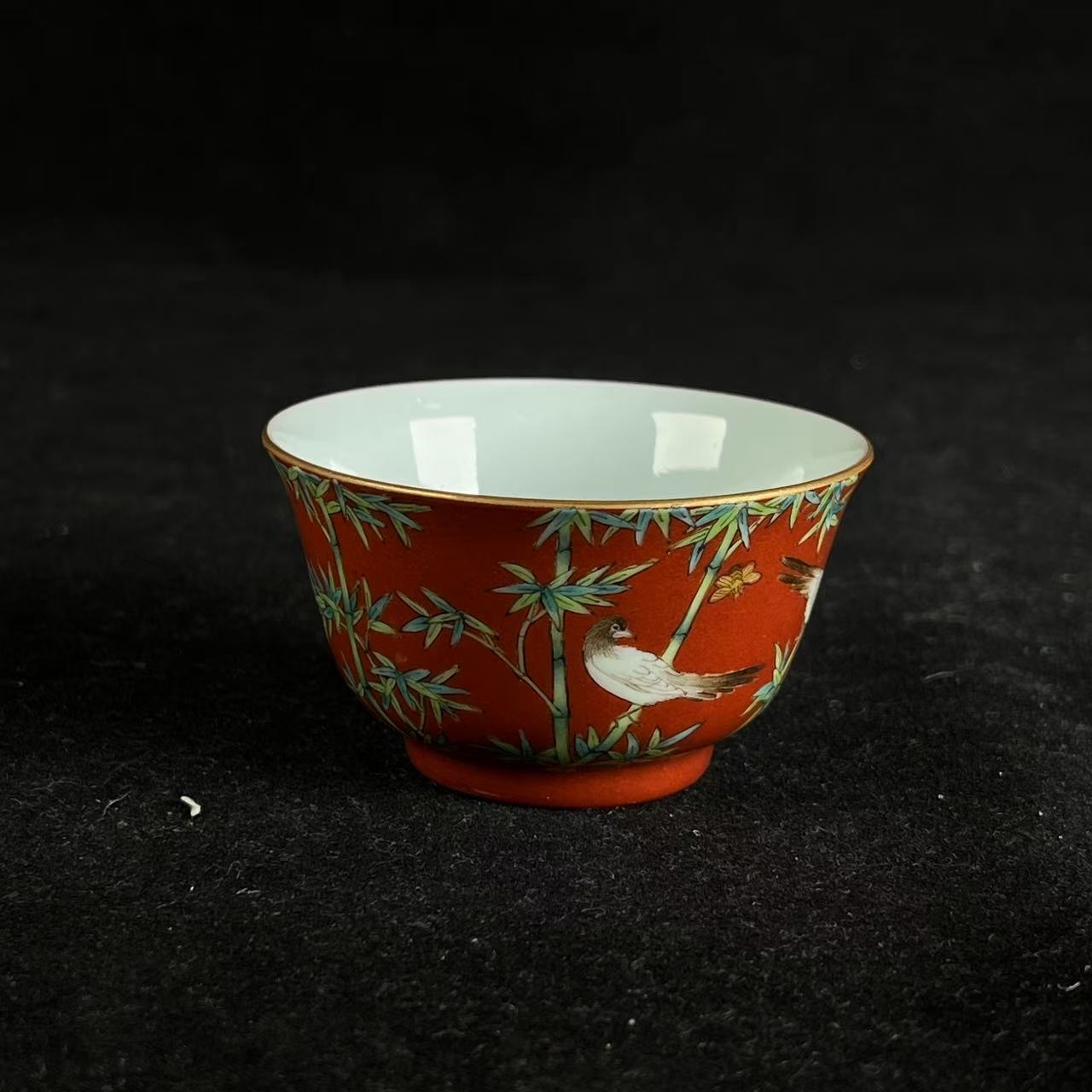 F珊瑚红釉地花鸟纹杯