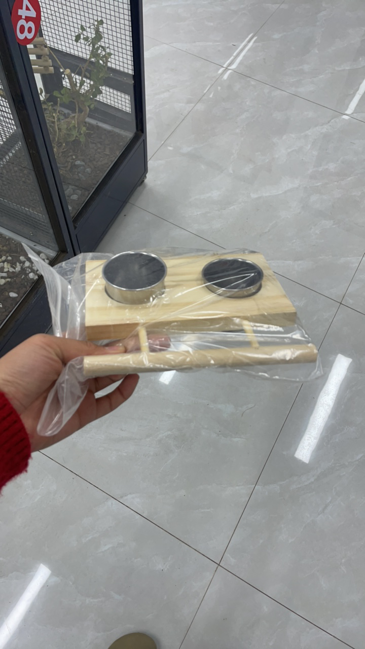 宠物鸟喂食盒一边喂食一边喂水