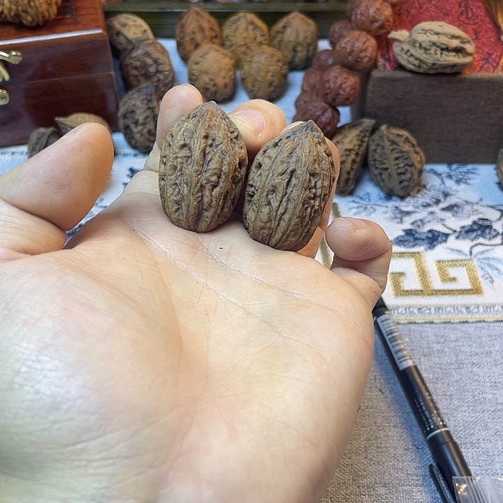 柒***月核桃东北楸子手把件