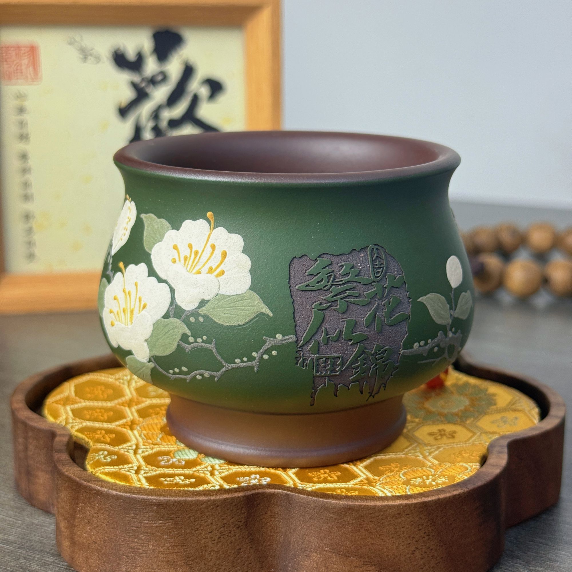 宜兴紫砂坭香手绘玉兰刻绘繁花似锦主人杯紫泥粉浆墨绿泥茶杯170c