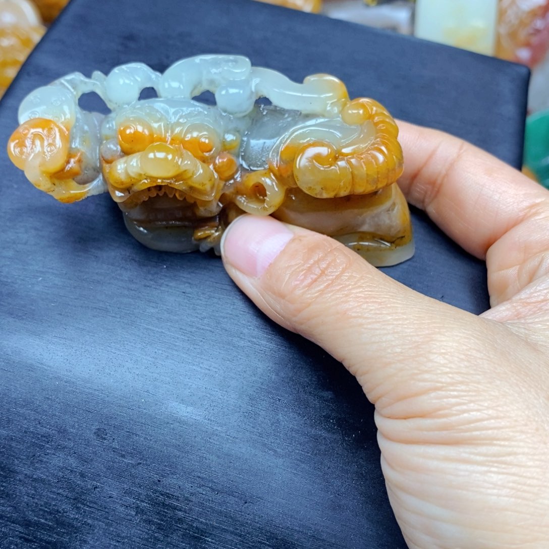 石英质玉（黄龙玉）颈饰未镶嵌