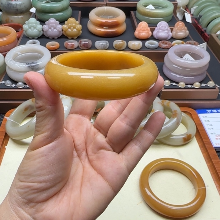 石英岩玉未镶嵌手镯62瑕