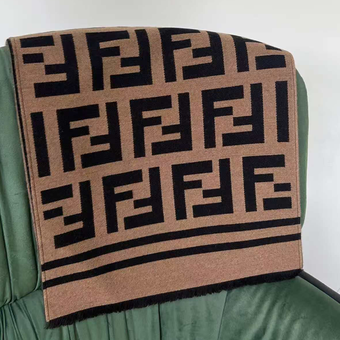 未使用 FENDI/芬迪 经典焦糖色老花围巾