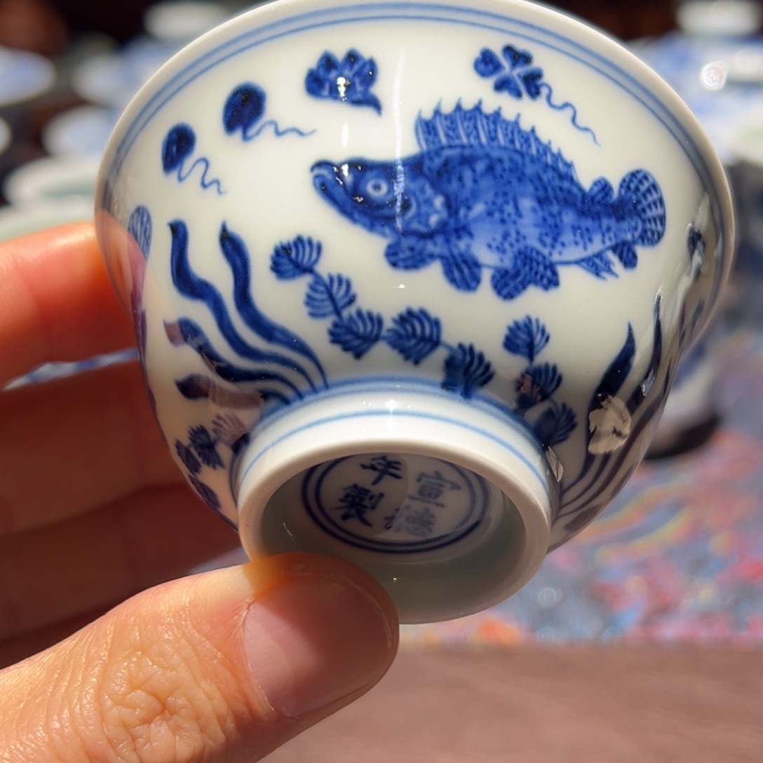 杯青花鱼藻纹撇口杯口径约7.8厘米