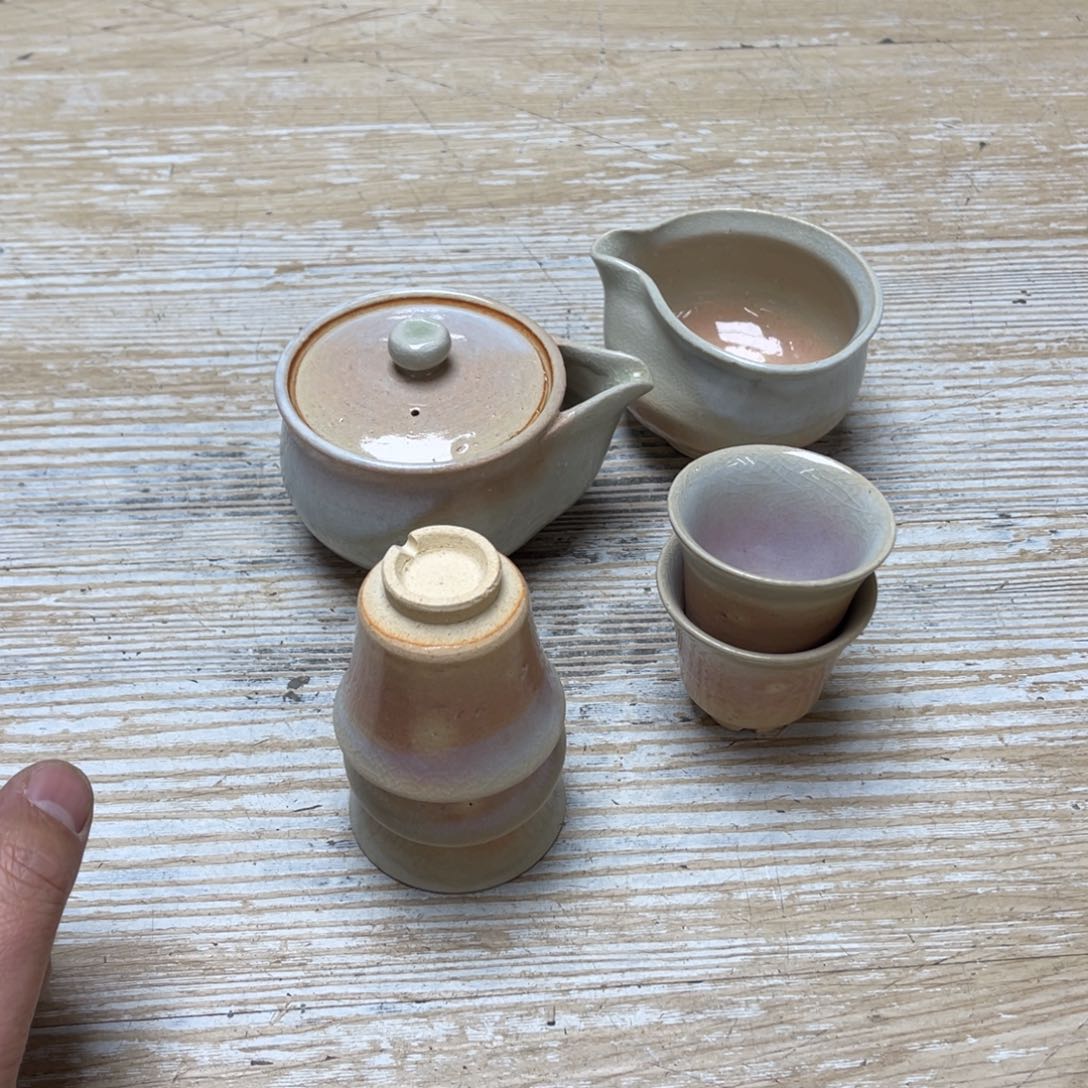 瓷片密密麻麻地排列着