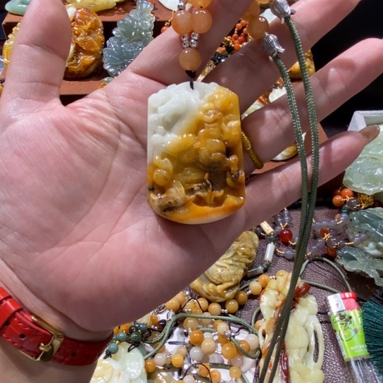 蛇纹石玉未镶嵌颈饰