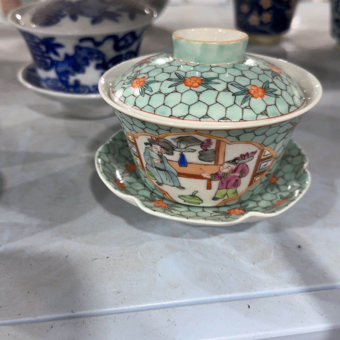 瓷片瓷器上用青花做圆润青花