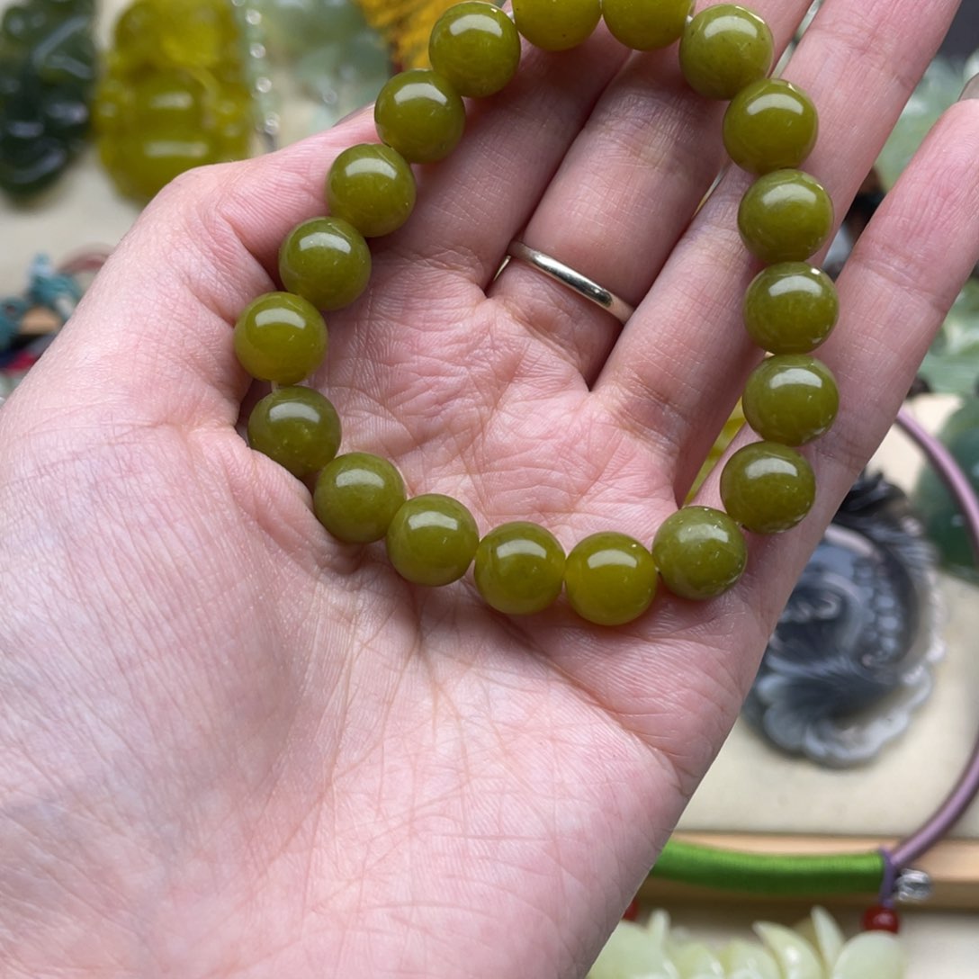 蛇纹石玉颈饰未镶嵌