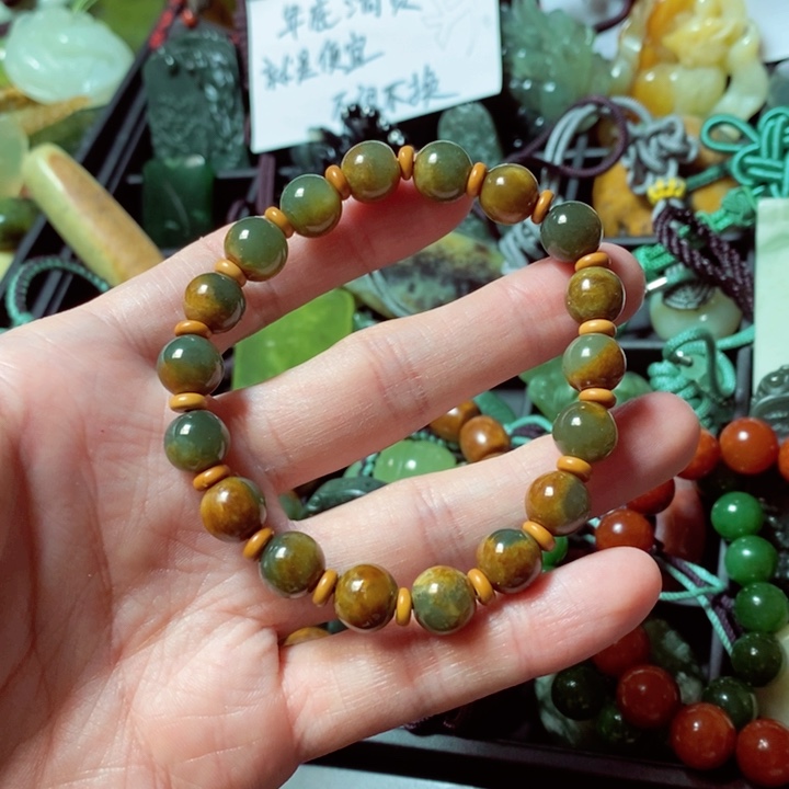 透闪石质玉颈饰未镶嵌