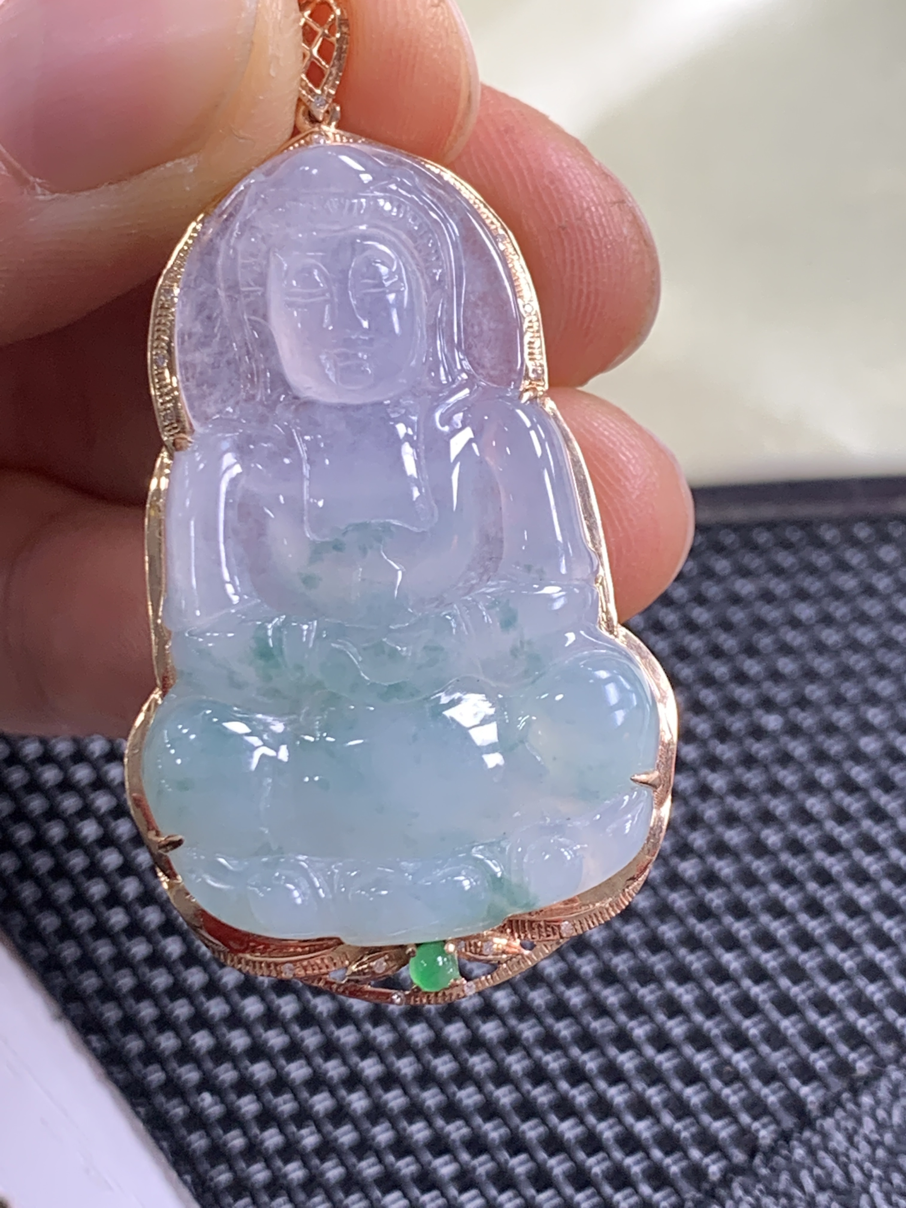 18K金镶嵌天然观音吊坠