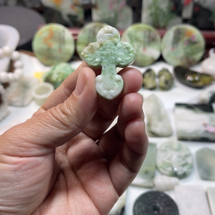 独山玉未镶嵌颈饰