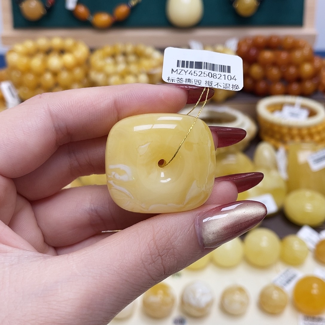 蜜蜡未镶嵌珠宝奇石29.6*32.6mm妖花方扣