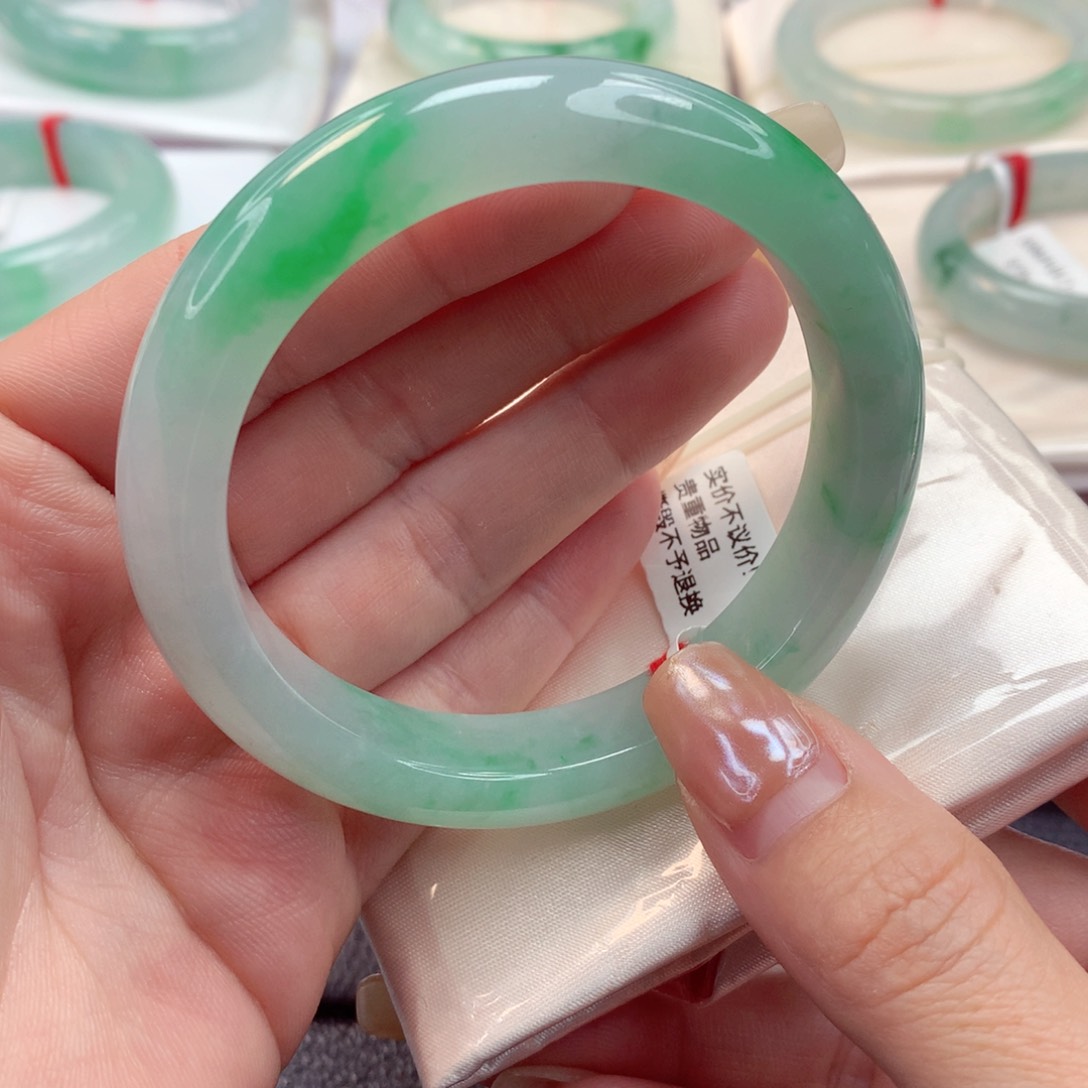 翡翠手镯未镶嵌56圈口 冰胶绿底飘阳绿