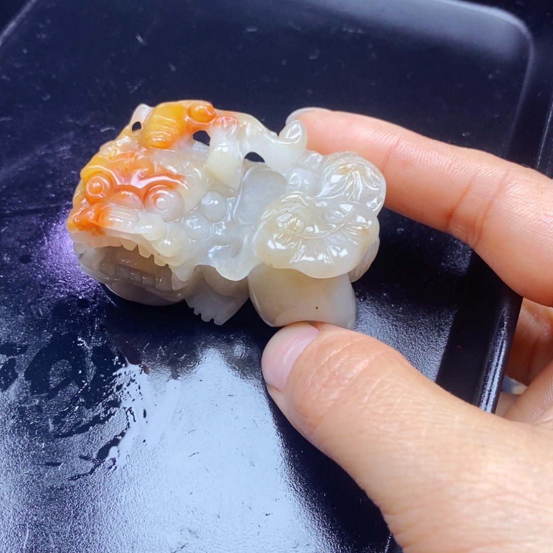 石英质玉（黄龙玉）未镶嵌颈饰