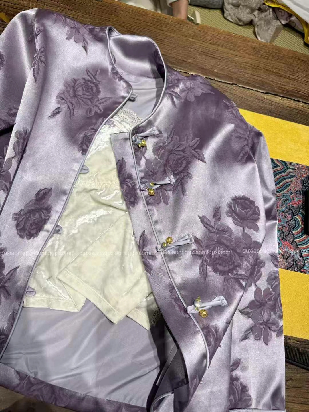 紫罗兰色重工刺绣国风外套