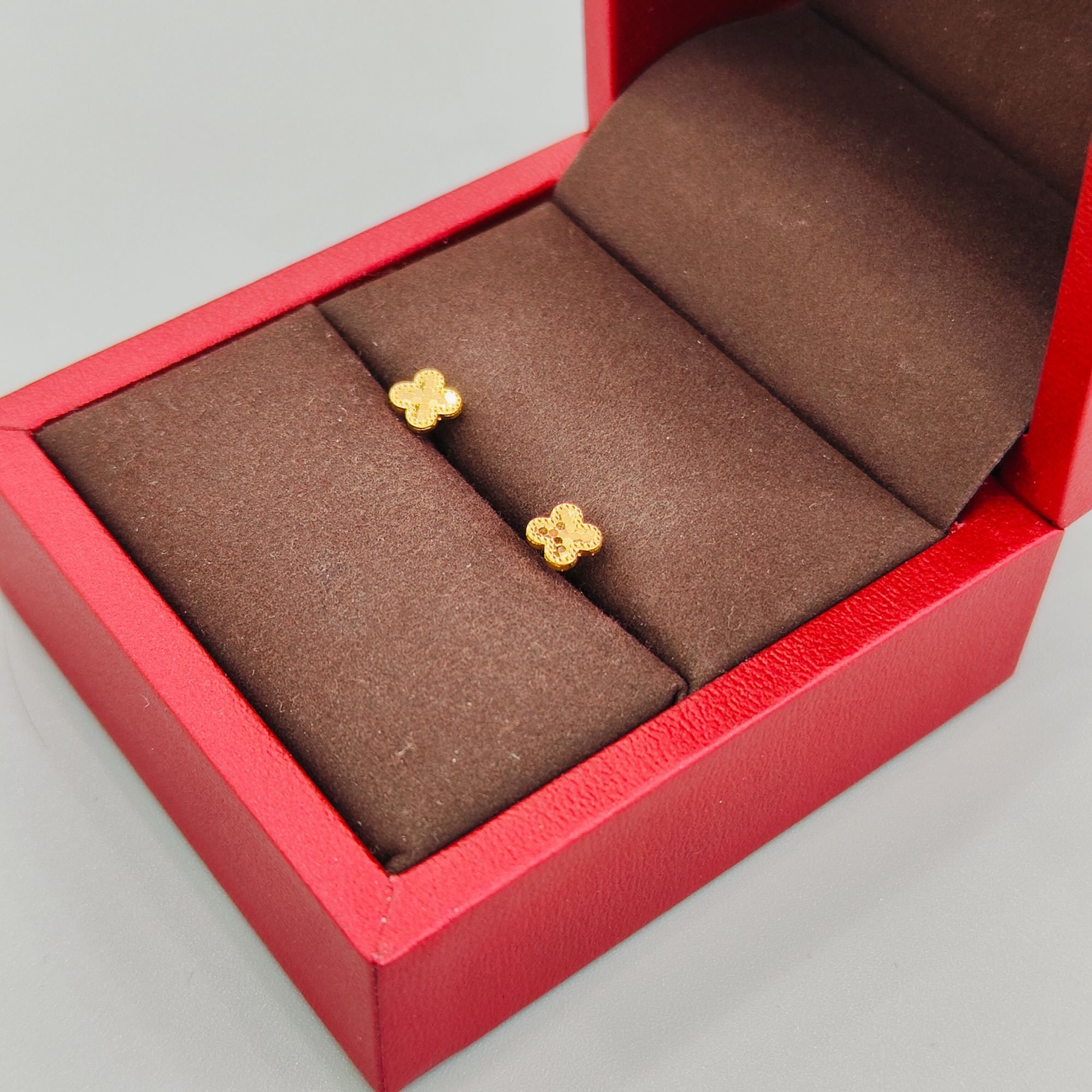 珺铺黄金 5G足金999【一店】小版四叶草鱼鳞面直针耳钉