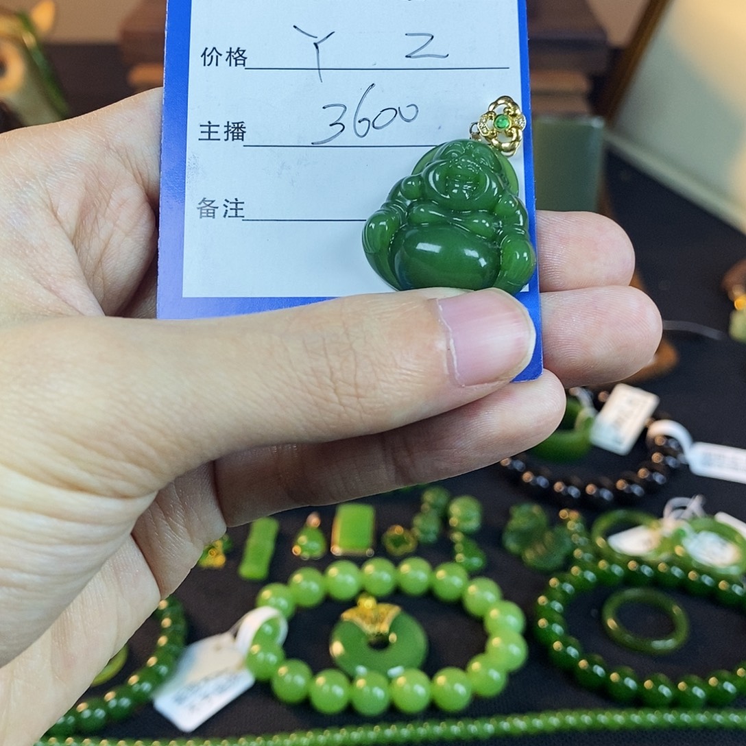 天***角和田玉未镶嵌颈饰