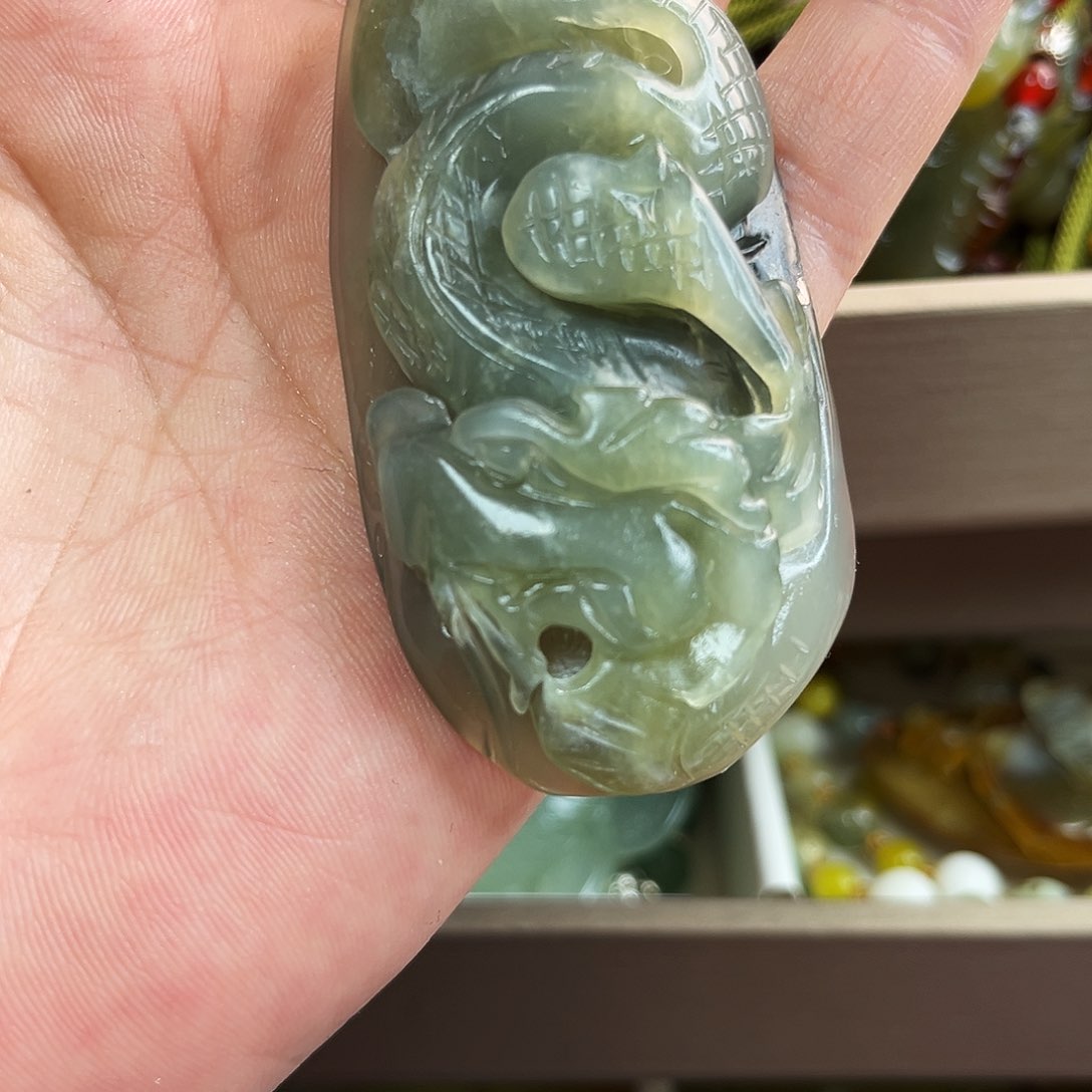 蛇纹石玉颈饰未镶嵌
