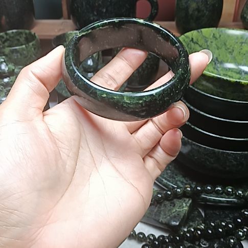 蛇纹石玉未镶嵌手镯
