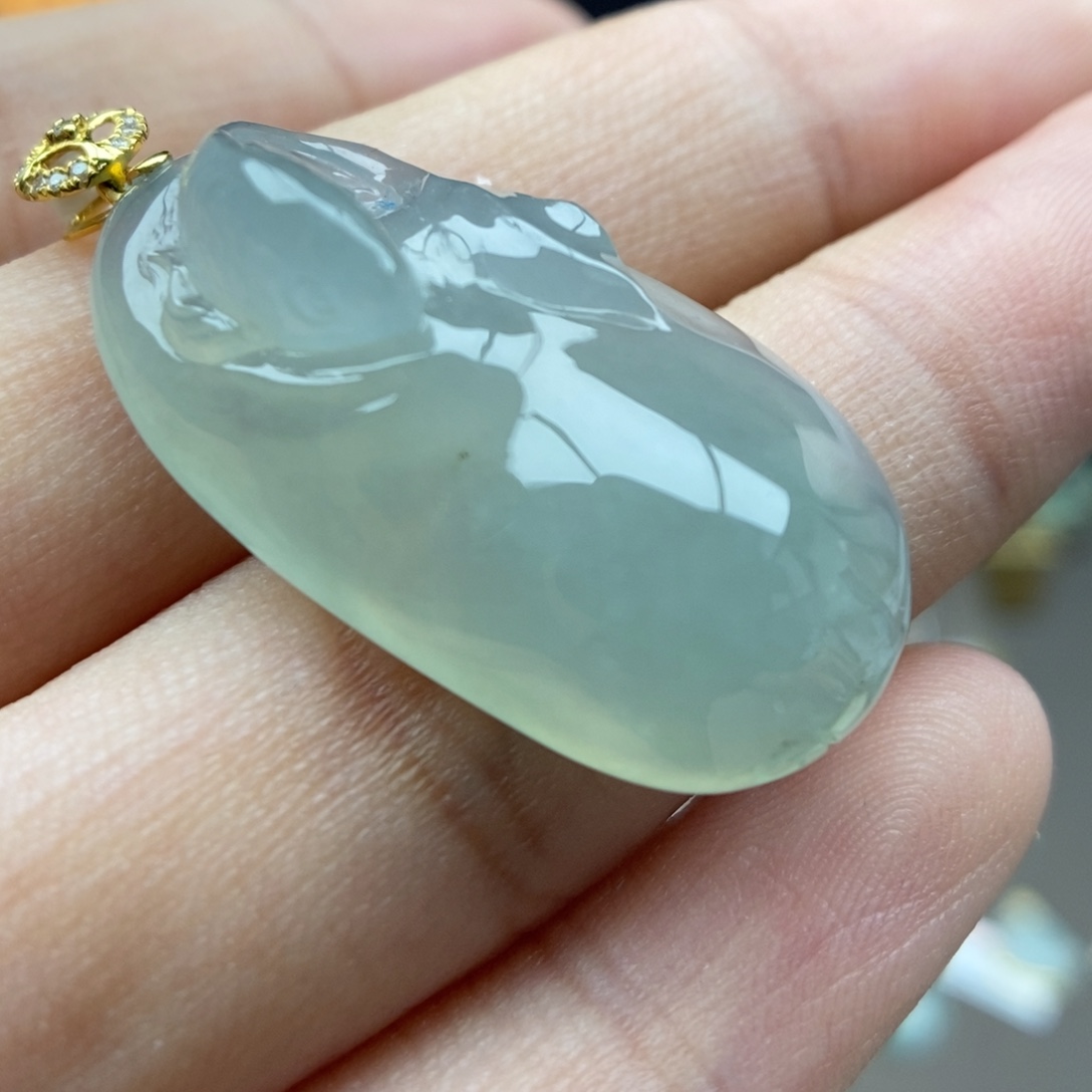 翡翠18K金镶嵌颈饰吊坠