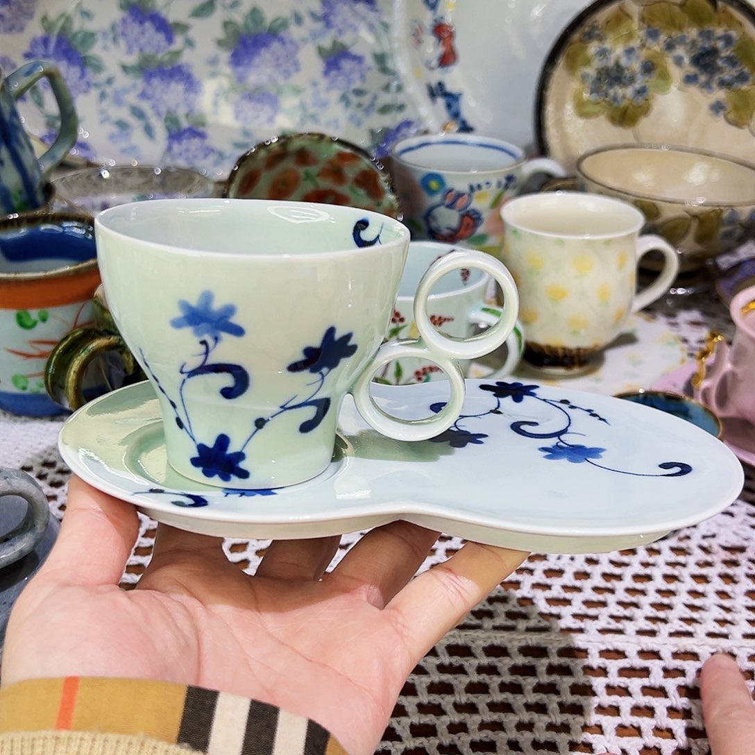 咖啡杯和咖啡杯两块巧克力一套