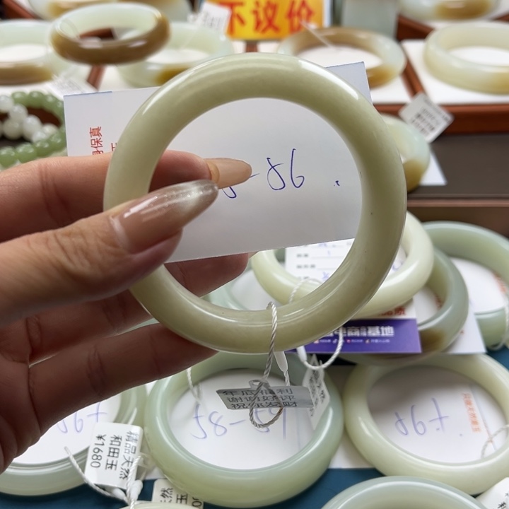 和田玉手镯未镶嵌指****?