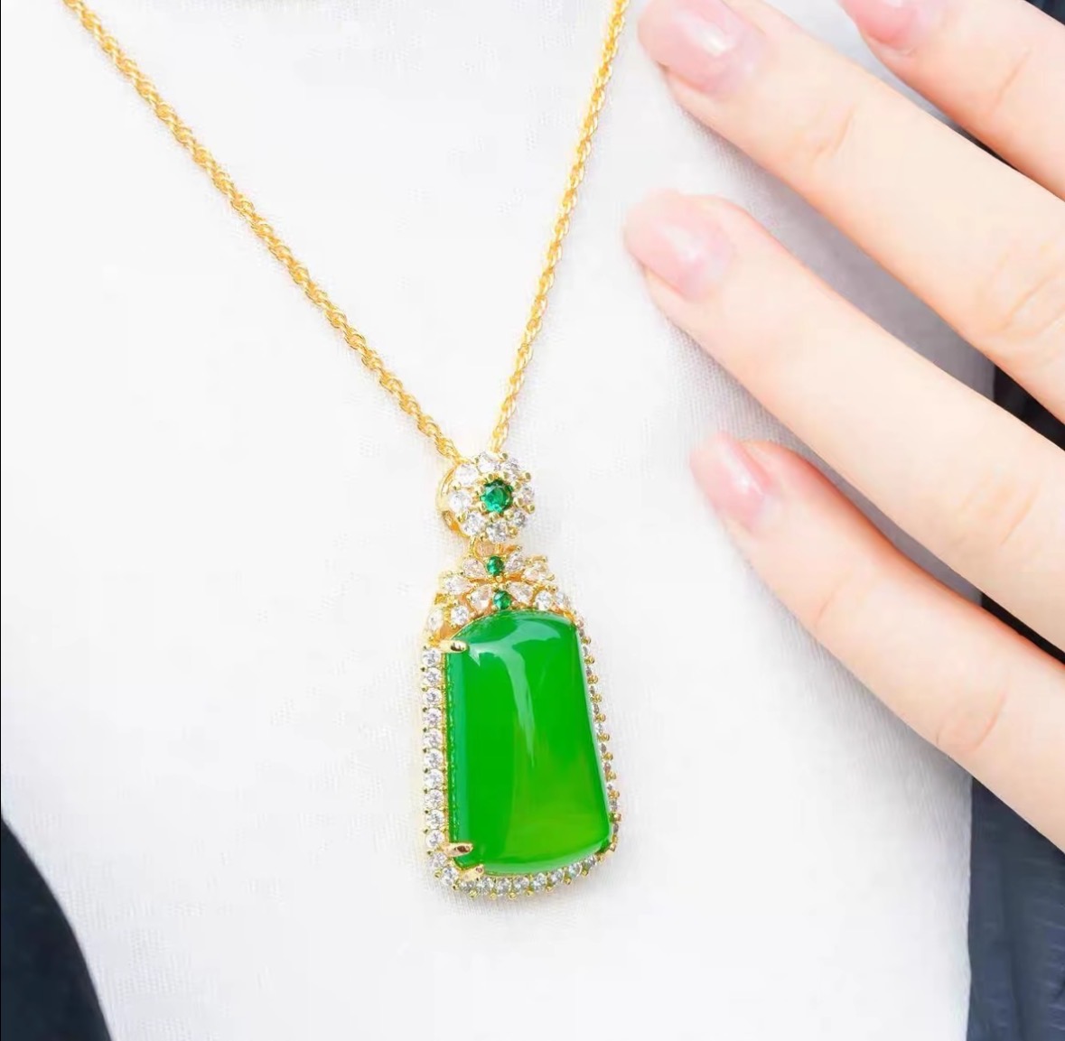 （菲菲甄选）轻奢平安无事牌玉髓合金镶嵌吊坠赠链