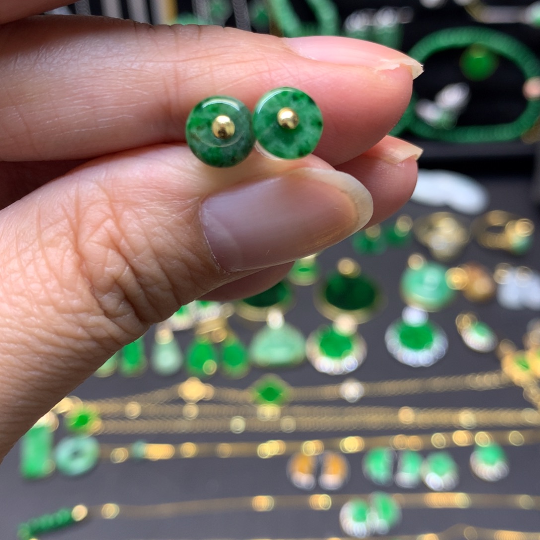 翡翠18K金镶嵌颈饰有纹