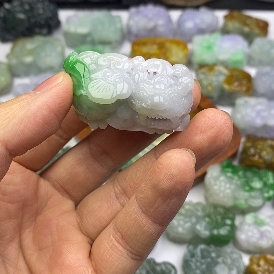 翡翠未镶嵌颈饰貔貅