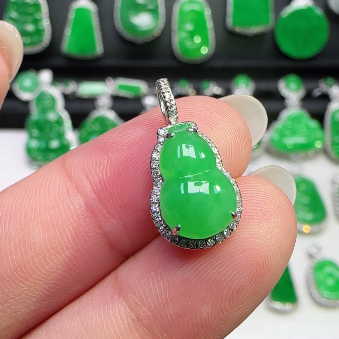 翡翠18K金镶嵌颈饰吊坠