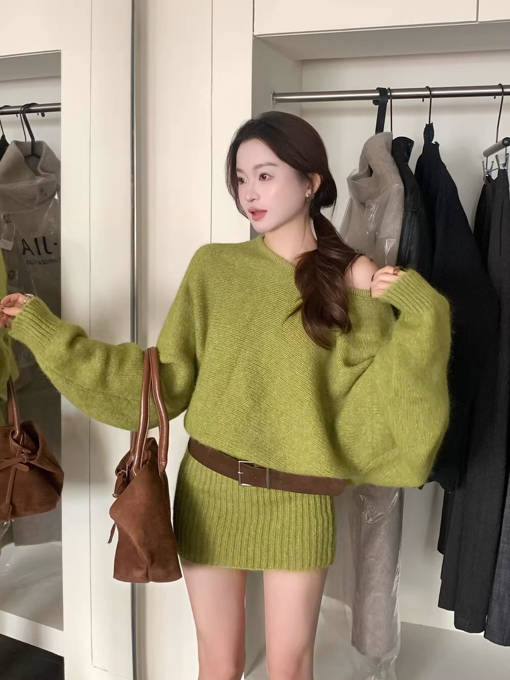 2025早秋新款纯欲辣妹露肩慵懒风毛衣连衣裙显瘦穿搭收腰包臀裙