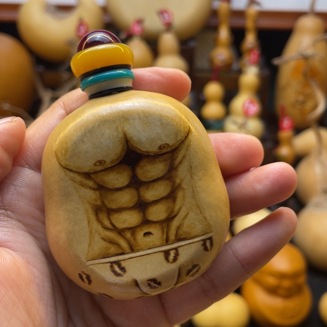 ?*葫芦等多种颜色的花灯点缀其间而