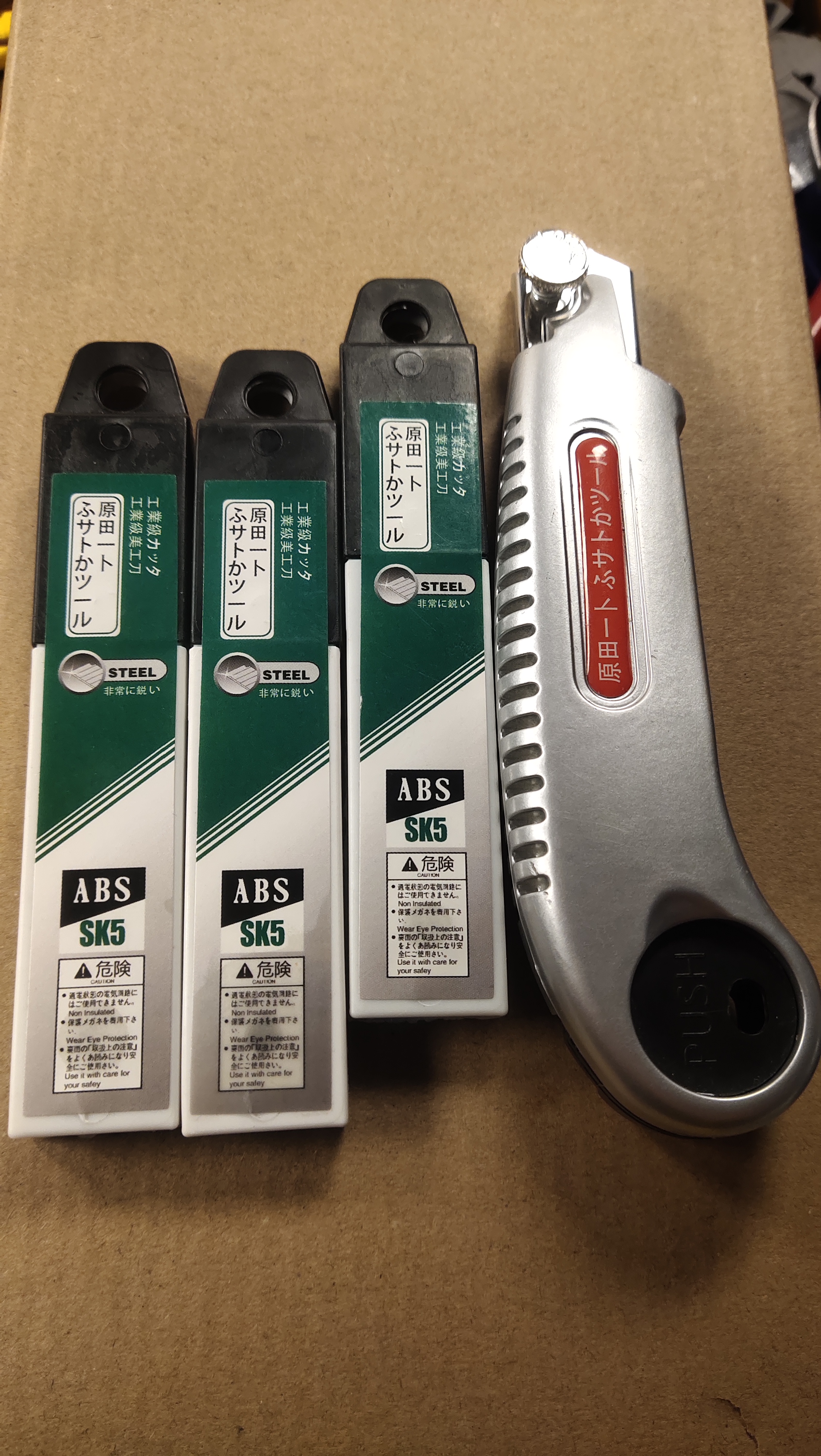 五连发美工刀   包含一个刀架35个刀片