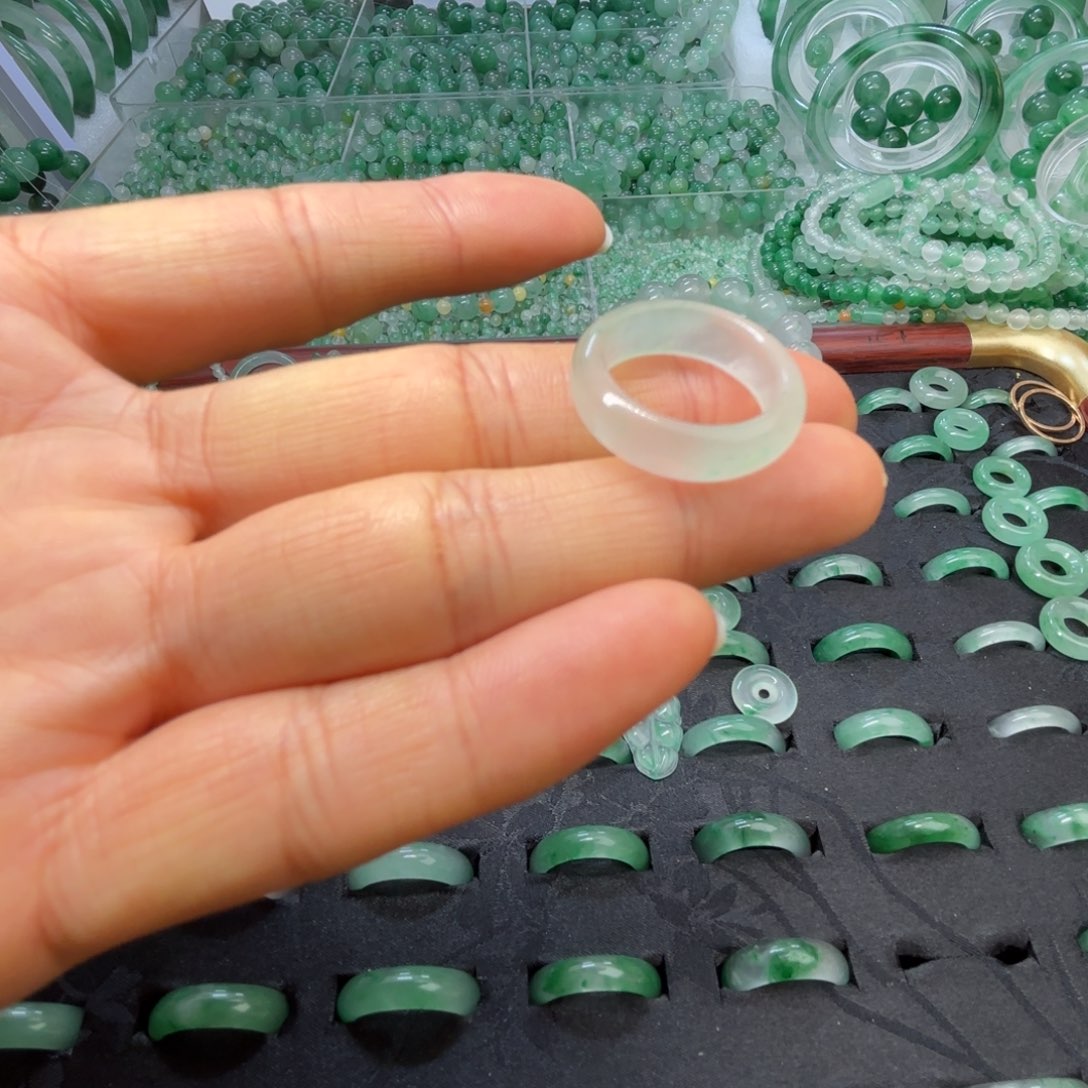 石英质玉（非洲翠）未镶嵌散珠戒指圈口11