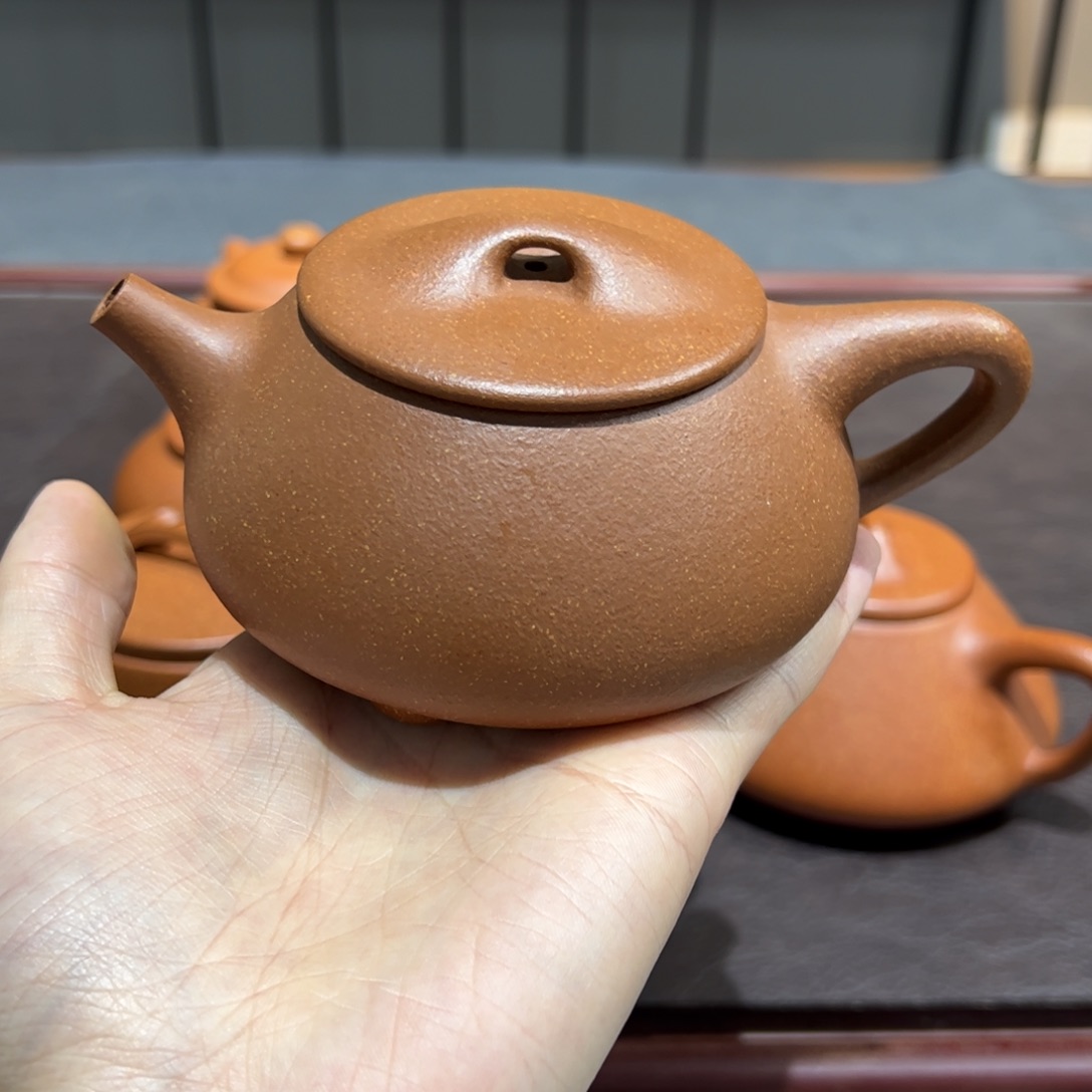 时***擦宜兴紫砂壶泡茶喝