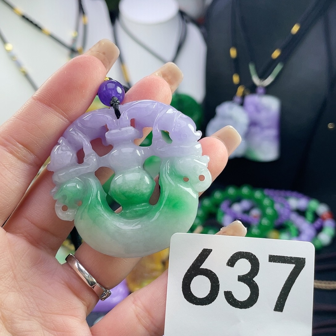 翡翠未镶嵌吊坠(赠链)