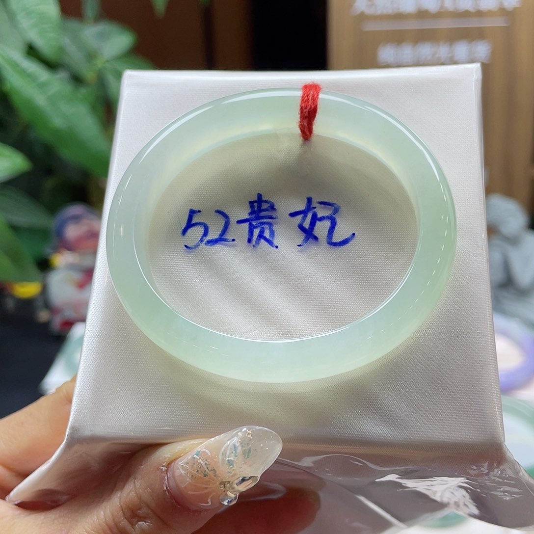 翡翠手镯未镶嵌万****?链接1